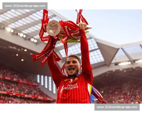 宽萨捧起欧青赛冠军奖杯！红军生涯完美谢幕